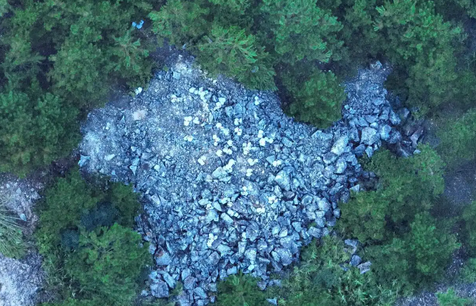 無人機架起“空中綠橋”！南安這座廢棄礦山修復迎來“空中解法”